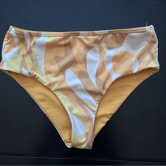 Seea Reversible Bikini Set - Picture 2 of 9